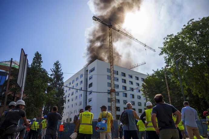 Imágenes del incendio en el antiguo complejo de Altadis. 