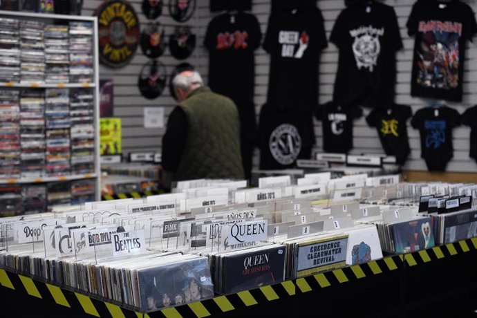 Archivo - Un hombre ojea vinilos en la tienda de discos de segunda mano Ziggi, en la calle Estudios, a 22 de abril de 2022, en Madrid (España). Uno de cada cinco españoles compra más objetos de segunda mano que antes de la pandemia con un gasto medio de e