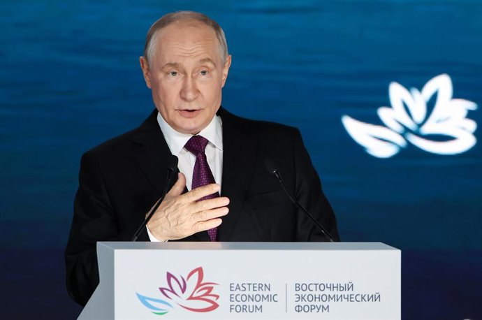 RÚSSIA, VLADIVOSTOK – 3 DE SETEMBRO DE 2026: O presidente da Rússia, Vladimir Putin, discursa em uma sessão plenária do Fórum Econômico do Leste (EEF) de 2026, na Universidade Federal do Extremo Oriente, na Ilha Russky. Imagem: 1130305865, Licença: Direit