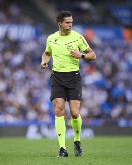 Archivo - El árbitro José Luis Guzman Mansilla durante un partido de La Liga.