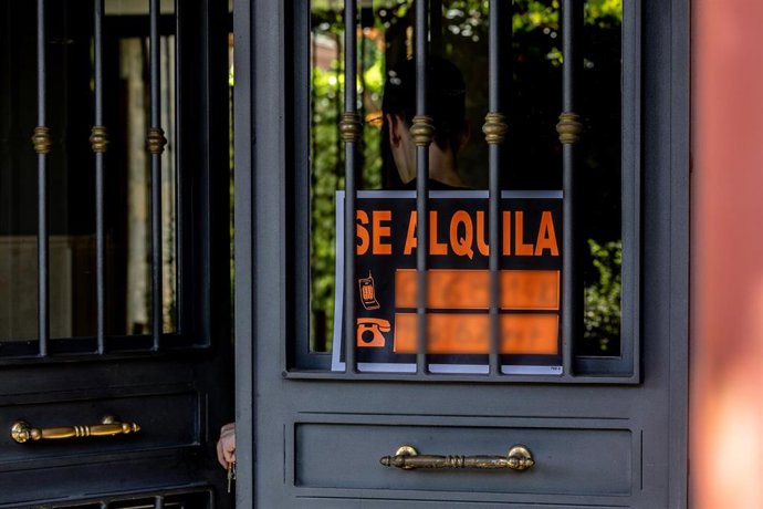 Archivo - Un cartel que anuncia un alquiler