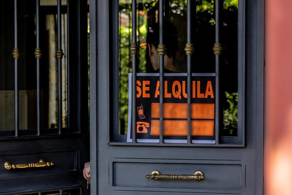 Archivo - Un cartel que anuncia un alquiler