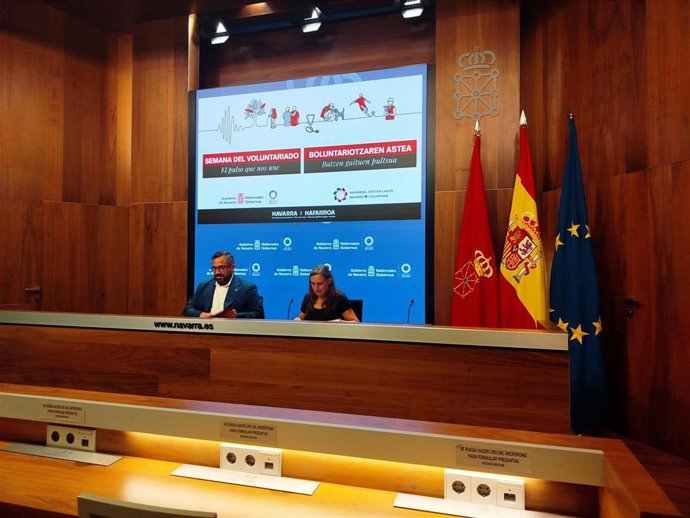 El vicepresidente primero y consejero de Presidencia e Igualdad del Ejecutivo foral, Javier Remírez, y la responsable de coordinación interna de Medicus Mundi en Navarra, Aragón y Madrid y vicepresidenta del Consejo Navarro del Voluntariado, Natalia Herce