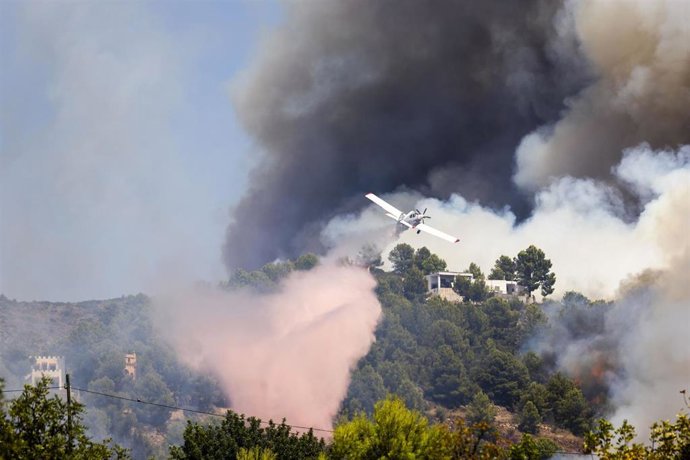 Archivo - Avión durante las labores de extinción de un incendio forestal, a 25 de julio de 2026, en Vall d'Uixó, Castellón