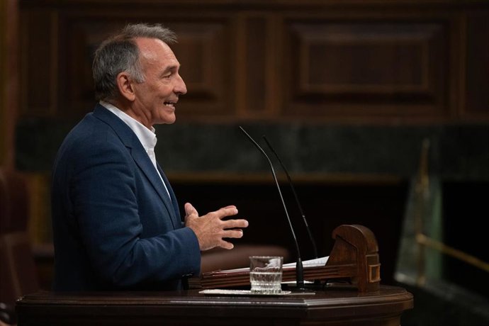 El diputado de Sumar Enrique Santiago interviene durante una sesión plenaria en el Congreso de los Diputados