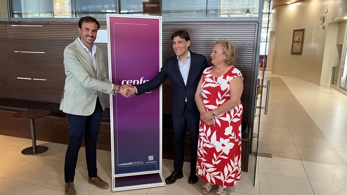 Responsables de Renfe y del Ayuntamiento de Villanueva de Córdoba en la firma del acuerdo.