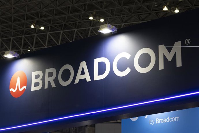 Archivo - Arquivo – 12 de junho de 2026, Chiba, Japão: A Broadcom Inc. é uma multinacional americana especializada em projeto, desenvolvimento e fornecimento global de produtos de semicondutores e software de infraestrutura, apresentando sua marca na Inte