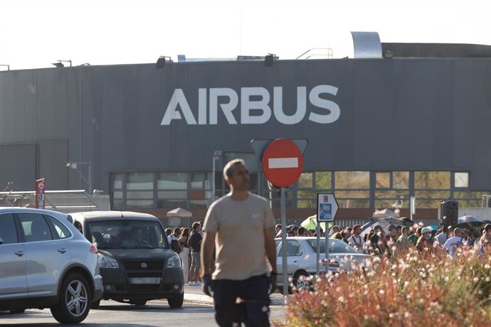 Trabajadores de Airbus se concentran a las puertas de la sede de Getafe, a 1 de septiembre de 2026, en Getafe, Madrid (España). 