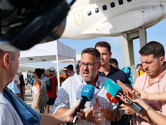 El portavoz de Adelante Andalucía, José Ignacio García, en una atención a medios en la entrada de la fábrica de Airbus en el aeropuerto de Sevilla.
