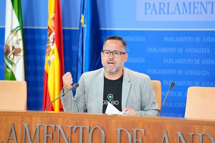 O porta-voz do Adelante Andalucía, José Ignacio García, em uma coletiva de imprensa no Parlamento. (Foto de arquivo).