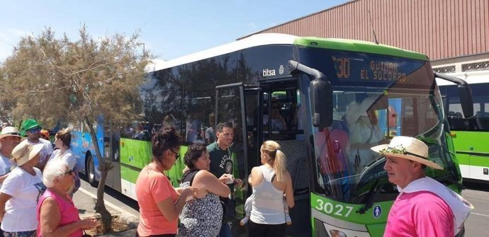 Pasajeros en una guagua de Titsa