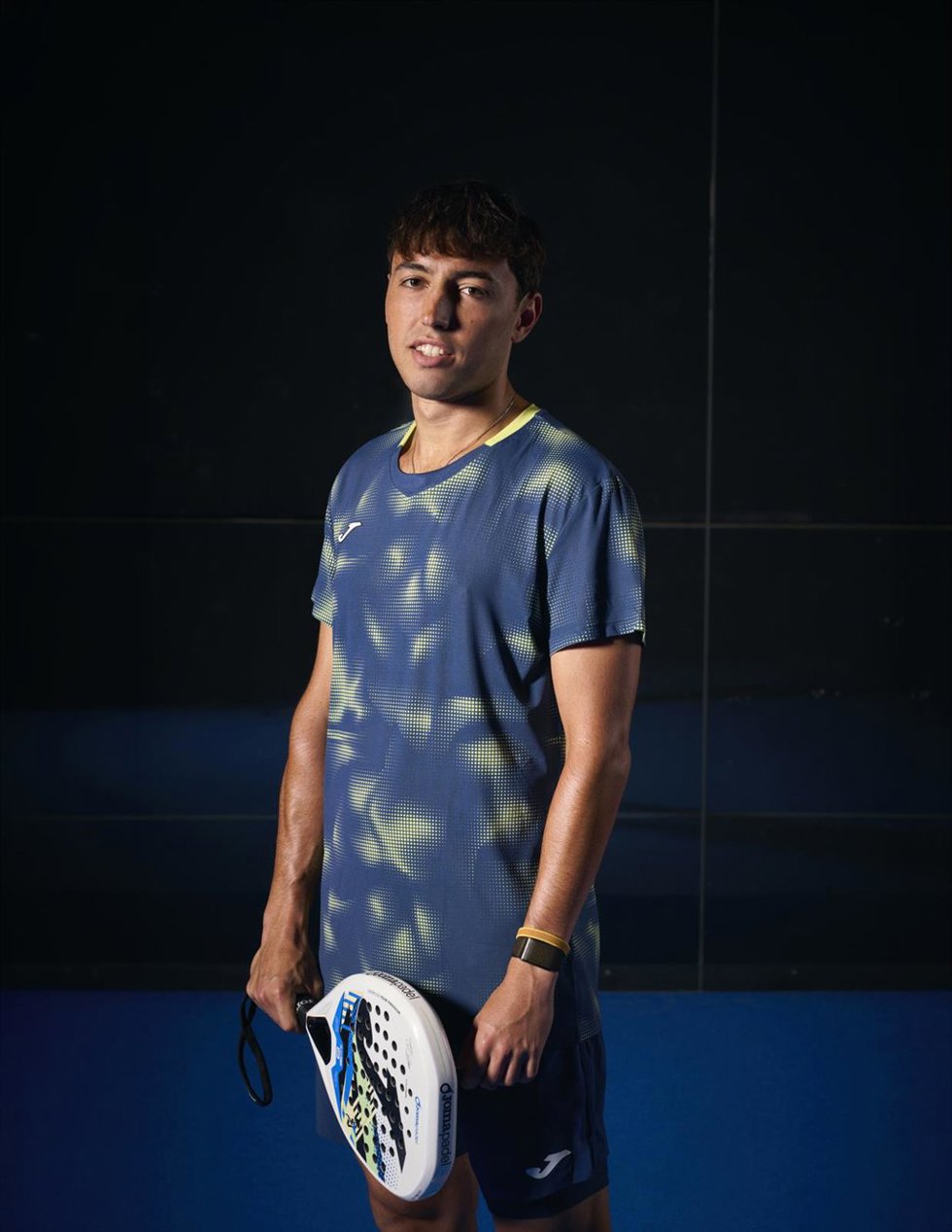 Juanlu Esbrí posa con la nueva pala de su colección con Joma