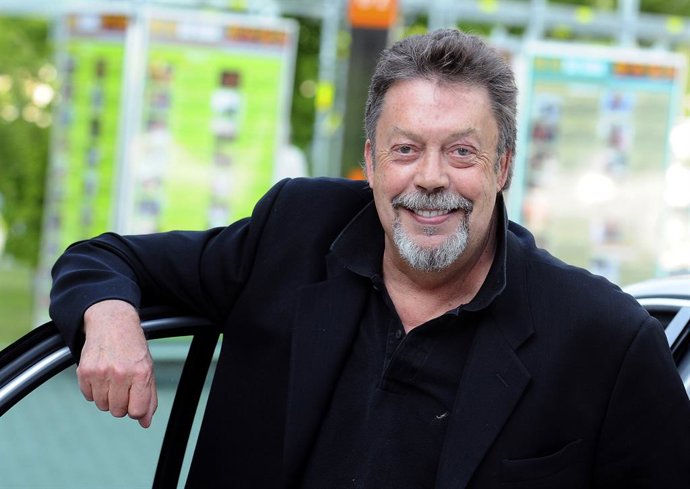 Archivo - 01 June 2009, Czech Republic, Zlin: FILE PHOTO - British actor Tim Curry poses at the International Film Festival for Children and Youth in Zlin. Tim Curry, best known for playing the outlandish Frank-N-Furter in film musical The Rocky Horror Pi