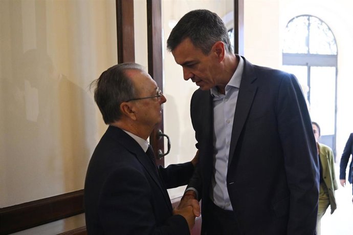 Archivo - El presidente del Gobierno, Pedro Sánchez,  y el presidente de Ceuta, Juan Jesús Vivas, durante una reunón, a 31 de julio de 2026, en Ceuta (España). 