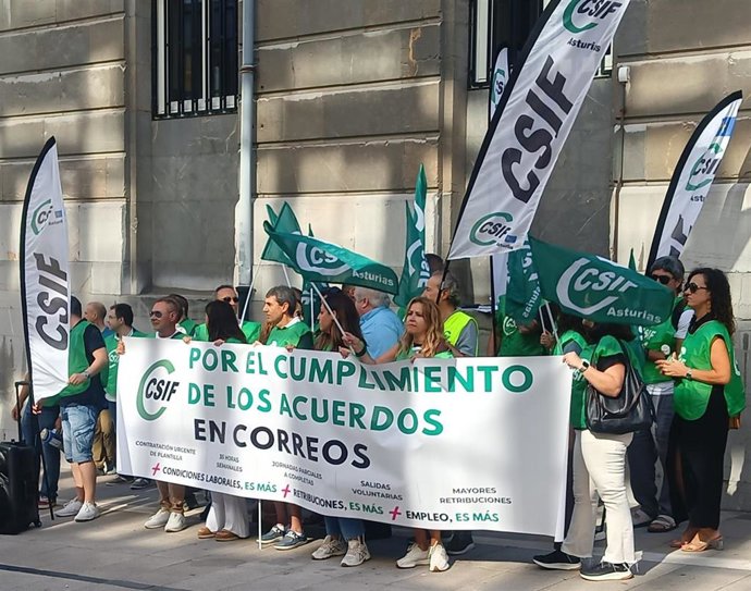 Concentración de CSIF frente a la sede de Correos en Oviedo.