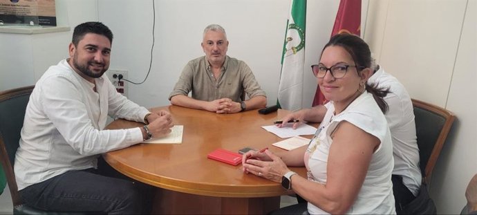 El concejal de IU en el Ayuntamiento de Sevilla, Ismael Sánchez (i), con representantes de la sección sindical de UGT en el Zoosanitario para abordar la situación del servicio municipal