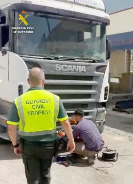 Investigan a un joven de 20 años por circular con un camión con matrícula falsa en Mula