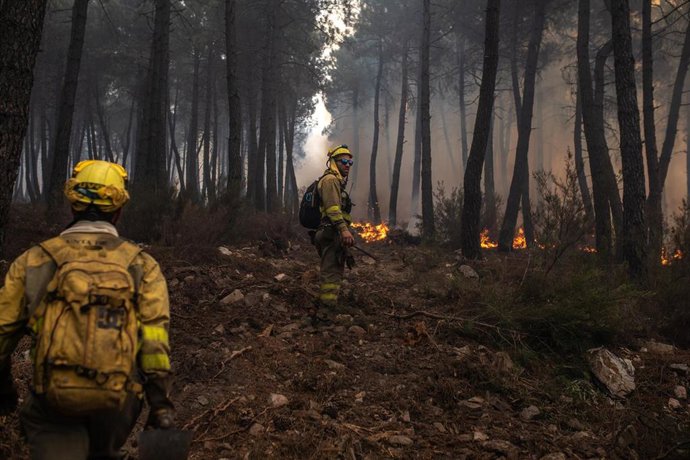 Archivo - Imagen de archivo de trabajos de extinción del incendio en la Sierra Culebra en Zamora.