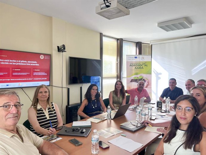 La delegada de Hacienda y Fondos Europeos de la Diputación, Ana Rosa Ruz (primera por la dcha.), en la presentación del plan de acción y del proyecto de relevo generacional de la Cooperativa Dehesa Cordobesas.