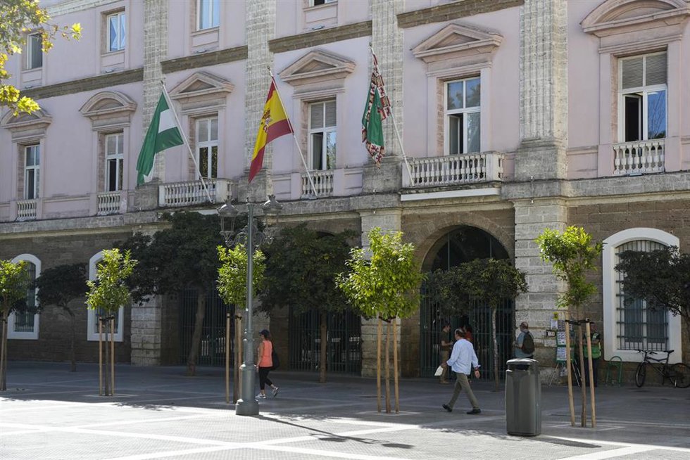 Archivo - Entrada de acceso al Palacio Provincial de la Diputación de Cádiz