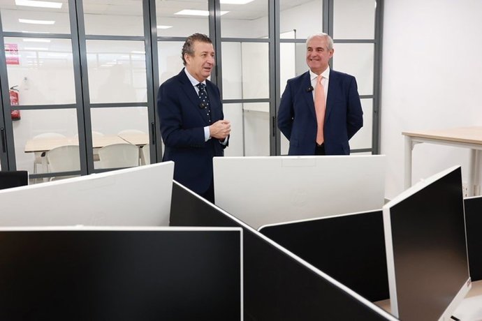 El presidente de la Diputación, en el centro, conoce los detalles de los proyectos de transformación digital impulsados por Inpro en el municipio