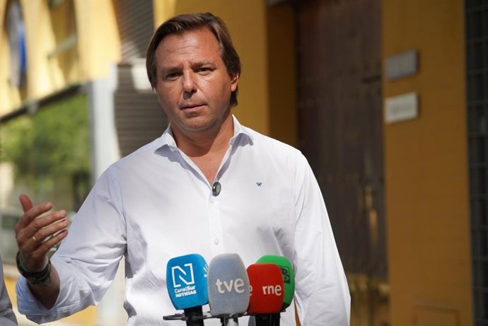 El secretario general del PP-A, Antonio Repullo, atiende a los medios en Sevilla.