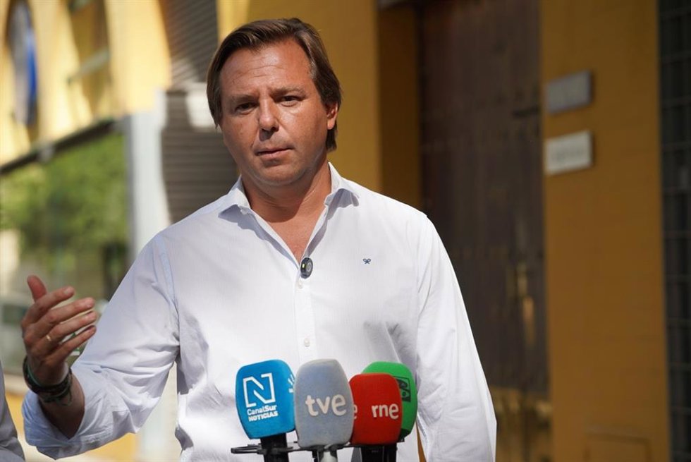 El secretario general del PP-A, Antonio Repullo, atiende a los medios en Sevilla.