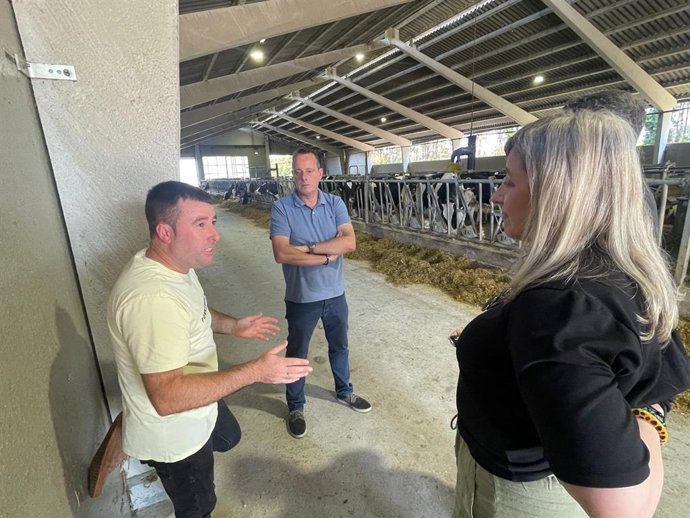 Visita del consejero de Medio Rural y Política Agraria, Marcelino Marcos, y la directora general de Ganadería y Sanidad Agraria, Rocío Huerta, a la explotación Casa Mario (Valdés).