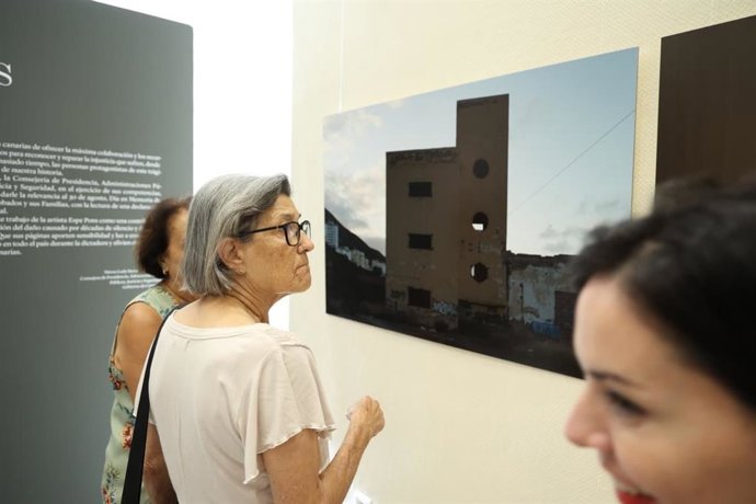 Una mujer observa fondos de la exposición 'Cosmos', de Esperanza Pons