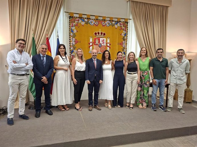 El subdelegado del Gobierno en Málaga, Javier Salas, con nuevos funcionarios.