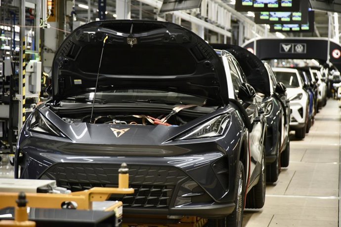 Archivo - Vehículos en la cadena de montaje de la planta automovilística de Seat en Martorell (Barcelona)