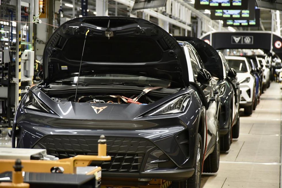 Archivo - Vehículos en la cadena de montaje de la planta automovilística de Seat en Martorell (Barcelona)