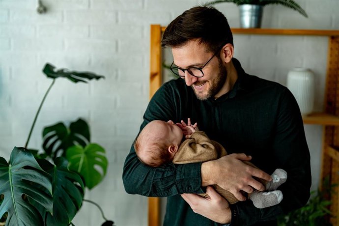 Archivo - Padre, bebé, paternidad, amor. Recien nacido.