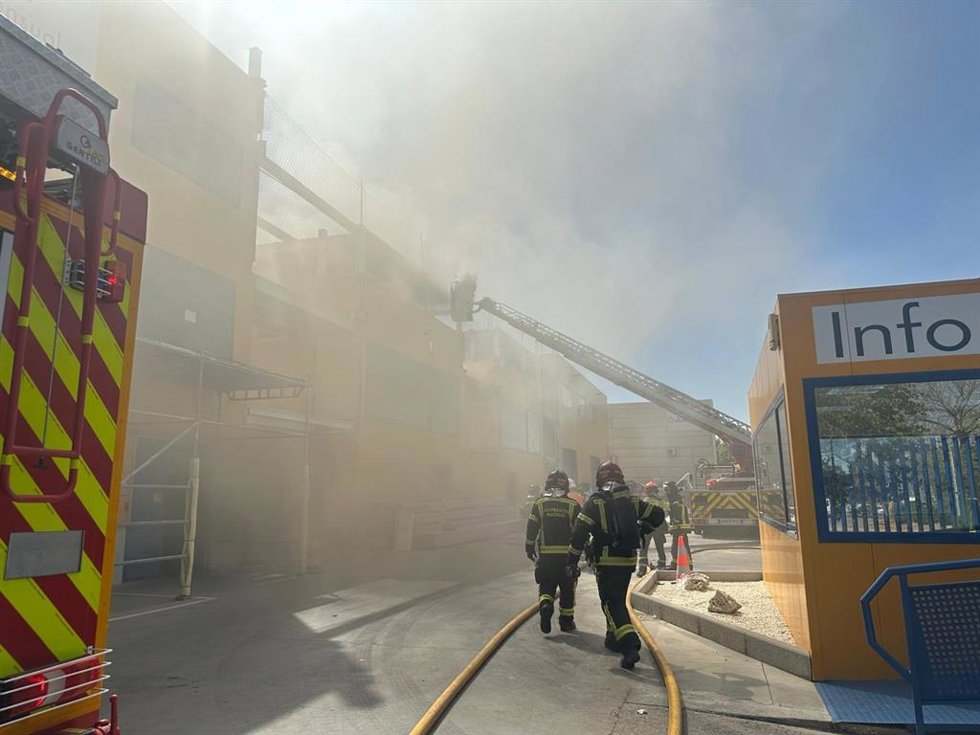 Bomberos de Madrid en un incendio en una nave en el polígono Marconi de Villaverde