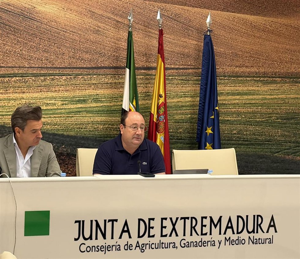 El consejero de Agricultura, Ganadería y Medio Natural, Juan José García, acompañado por el secretario general de Agricultura, José María Guerrero, explica las medidas aprobadas para los afectados por los incendios.