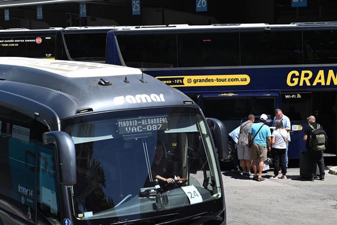 Archivo - Varias personas suben a un autobús durante la segunda operación salida del verano 2026, en la Estación Sur de Autobuses de Méndez Álvaro, a 31 de julio de 2026, en Madrid