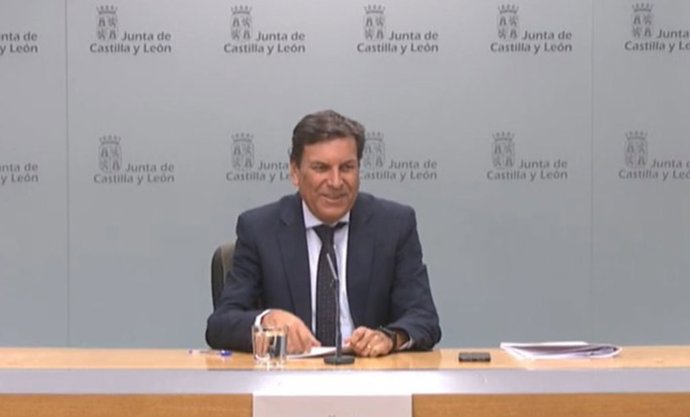 El consejero de Economía y Hacienda y portavoz, Carlos Fernández Carriedo, comparece en rueda de prensa posterior al Consejo de Gobierno