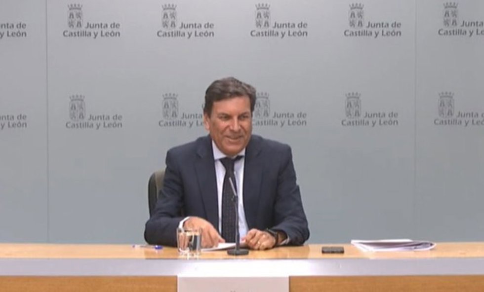 El consejero de Economía y Hacienda y portavoz, Carlos Fernández Carriedo, comparece en rueda de prensa posterior al Consejo de Gobierno