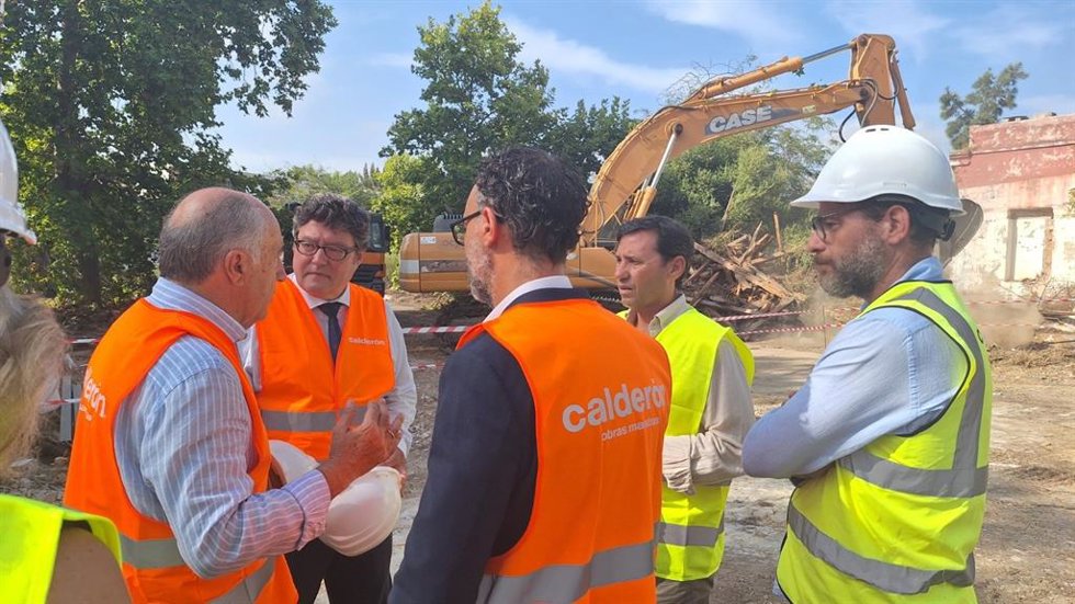 El subdelegado de la Juta de Andalucía en el Campo de Gibraltar, Javier Ros, y el delegado territorial de Educación en Cádiz, José Ángel Aparicio, en una visita a los trabajos de demolición del solar donde irá el Conservatorio de Música de Algeciras