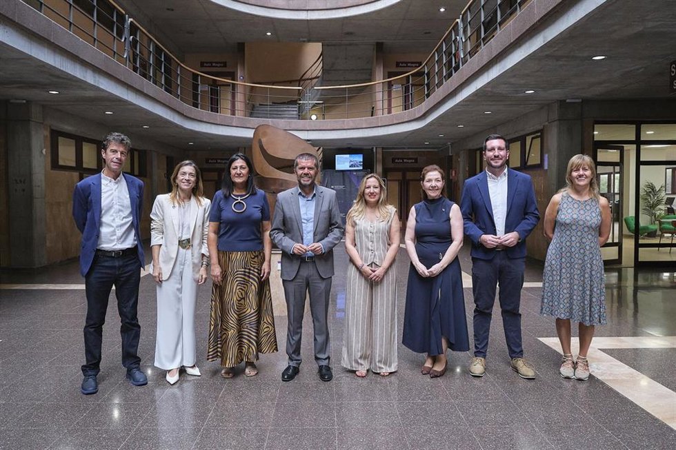 El rector de la ULL, Francisco García, y la presidenta del Cabildo de Tenerife, Rosa Dávila (c), en la presentación de los nuevos horarios escalonados