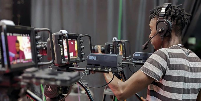 Un cámara en un rodaje cinematográfico profesional.