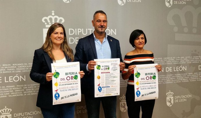 El diputado de Cultura, Arte y Patrimonio, Emilio Martínez (centro); la alcaldesa de Llamas de la Ribera y diputada provincial, Sara Fernández (izquierda), y la concejala Carolina Suárez (derecha) en la presentación de la III Feria del oro.
