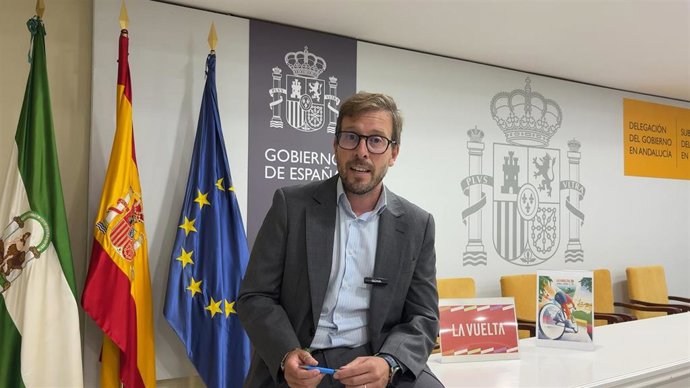 El subdelegado del Gobierno, Francisco Toscano, en la reunión de coordinación de seguridad y vial con los municipios sevillanos por donde discurrirá la etapa 17 de La Vuelta