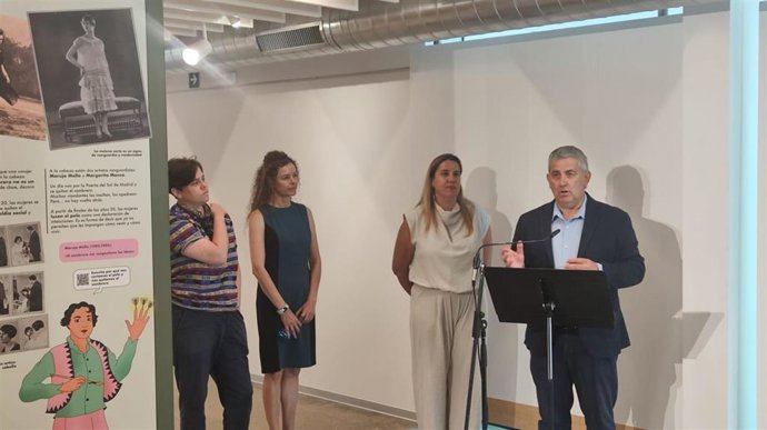 De izda a dcha, Persand, Abad, Hernández y Antón en la visita a la exposición 'Ellas nos hicieron modernas'.