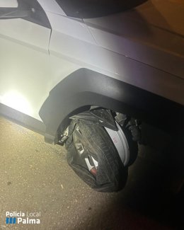 Una rueda completamente destrozada del coche siniestrado.