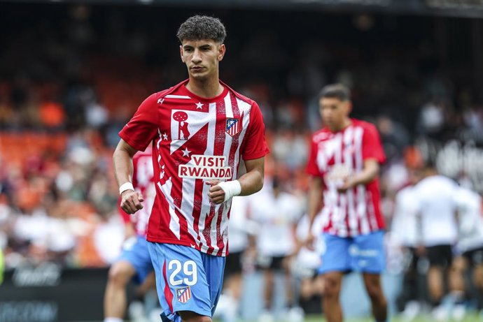 Archivo - Rayane Belaid of Atletico de Madrid warms up during the Spanish league, LaLiga EA Sports, football match played between Valencia CF and Atletico de Madrid at Mestalla stadium on May 2, 2026, in Valencia, Spain.