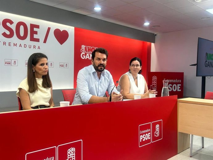 El secretario general del PSOE de Extremadura, Álvaro Sánchez Cotrina, en rueda de prensa este jueves en Mérida