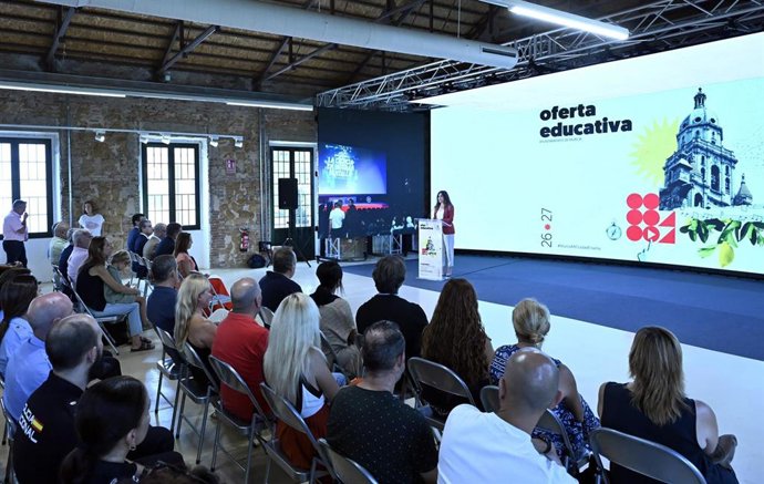 La alcaldesa, Rebeca Pérez, presenta la oferta educativa del Ayuntamiento de Murcia
