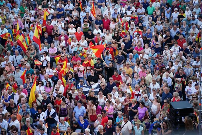 Decenas de personas durante una concentración en solidaridad con Ceuta, en la Plaza Mayor, a 2 de septiembre de 2026, en Salamanca, Castilla y León (España)