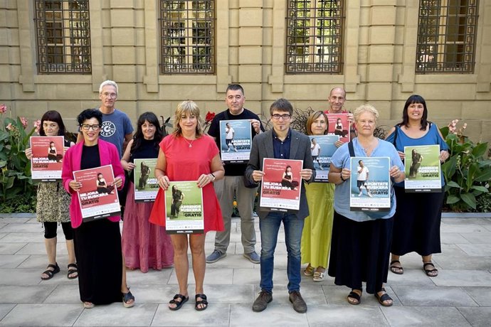 La vicepresidenta Ollo, junto al director gerente de Euskarabidea - Instituto Navarro del Euskera, Javier Arakama, y representantes de centros de iniciativa social y entidades locales, durante la presentación de la campaña 'Euskera ahora'.